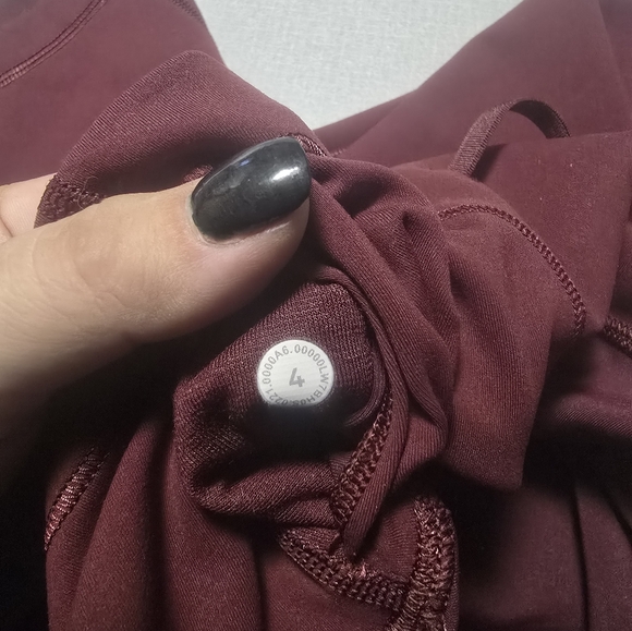 Lululemon wonder under size 4 8" shorts - Picture 4 of 4